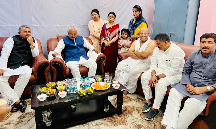 पूर्व डिप्टी CM तारकिशोर प्रसाद के पिता को दी श्रद्धांजलि, परिजनों से की मुलाकात