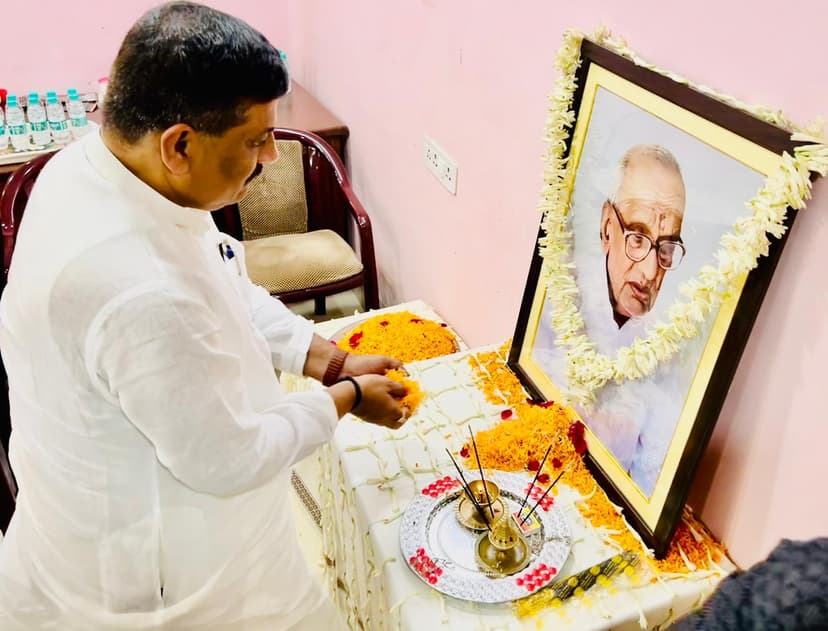 पूर्व डिप्टी CM तारकिशोर प्रसाद के पिता को दी श्रद्धांजलि, परिजनों से की मुलाकात