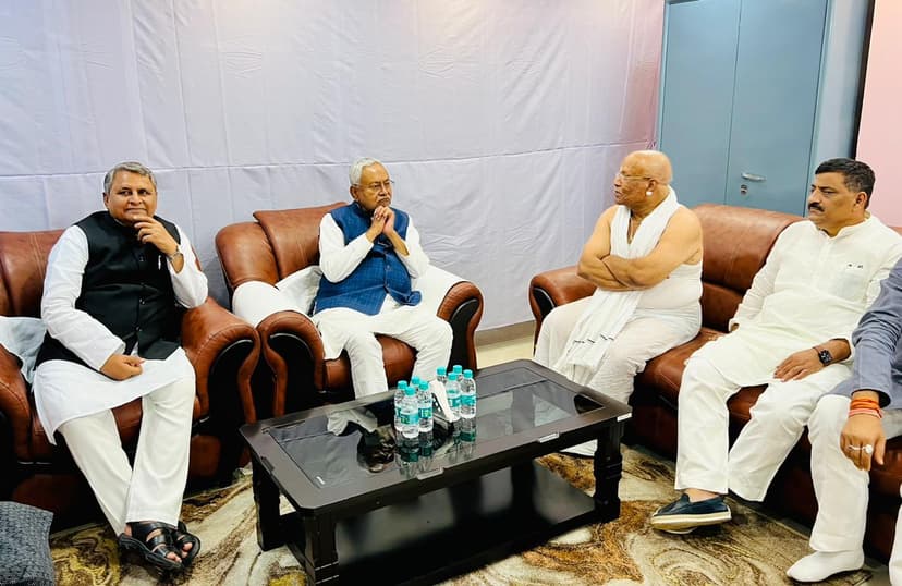 पूर्व डिप्टी CM तारकिशोर प्रसाद के पिता को दी श्रद्धांजलि, परिजनों से की मुलाकात