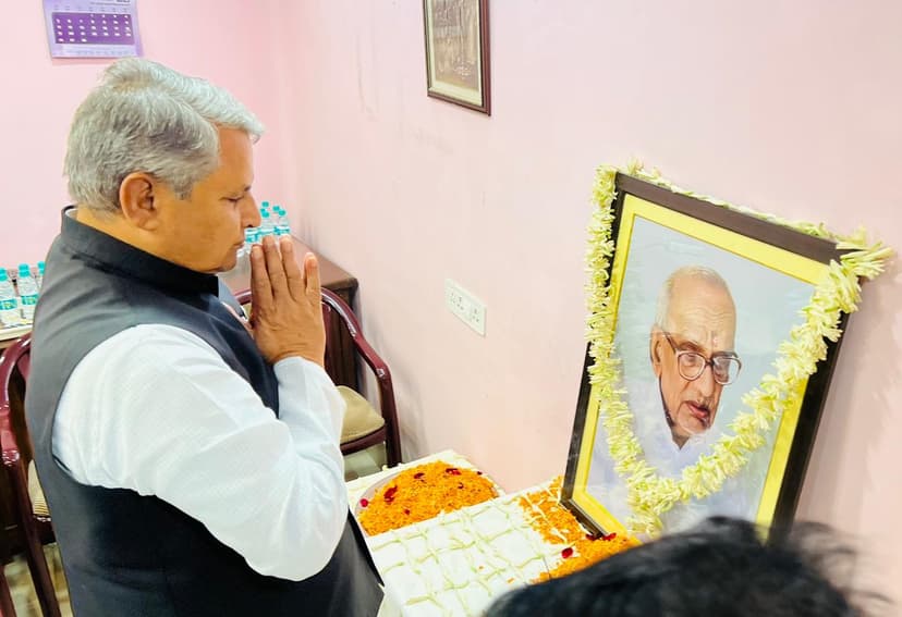 पूर्व डिप्टी CM तारकिशोर प्रसाद के पिता को दी श्रद्धांजलि, परिजनों से की मुलाकात
