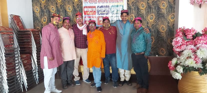 कवियों एवं कलाकारों के साथ मीडियाकर्मियों ने भी जोगीरा गाकर की मस्ती..
