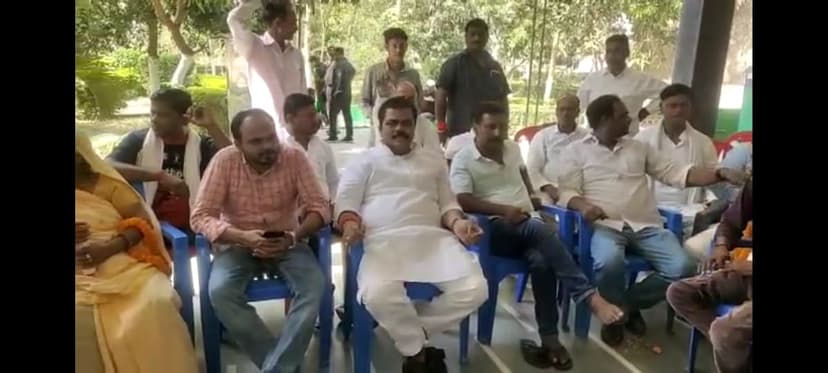 पूर्व डिप्टी मेयर मोहन श्रीवास्तव ने वार्ड पार्षद के लिए भरा पर्चा..