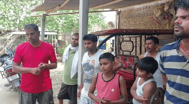 75 सदस्यों के साथ वैष्णों देवी जा रहा था लखीसराय का एक परिवार..अचानक बस खाई में जा गिरी..
