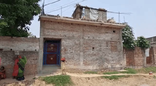 75 सदस्यों के साथ वैष्णों देवी जा रहा था लखीसराय का एक परिवार..अचानक बस खाई में जा गिरी..