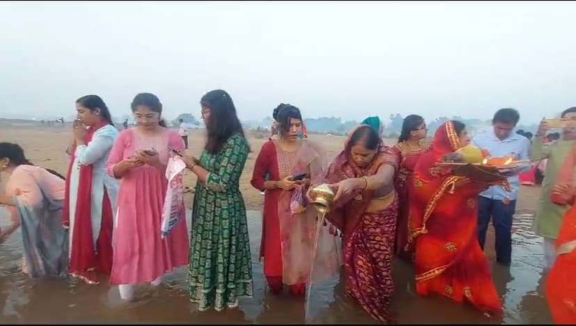 उदयमान सूर्य को अर्घ्य के साथ ही छठ संपन्न,दिखा आपसी भाईचारा,देखें तस्वीरें..