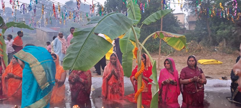 उदयमान सूर्य को अर्घ्य के साथ ही छठ संपन्न,दिखा आपसी भाईचारा,देखें तस्वीरें..