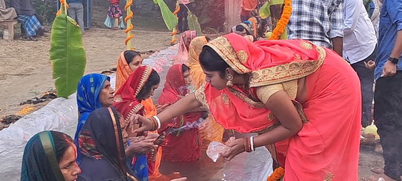 उदयमान सूर्य को अर्घ्य के साथ ही छठ संपन्न,दिखा आपसी भाईचारा,देखें तस्वीरें..