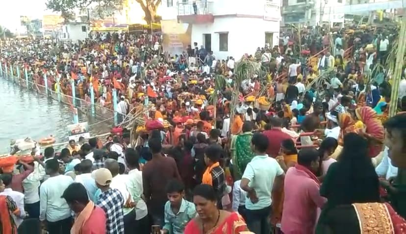 उदयमान सूर्य को अर्घ्य के साथ ही छठ संपन्न,दिखा आपसी भाईचारा,देखें तस्वीरें..