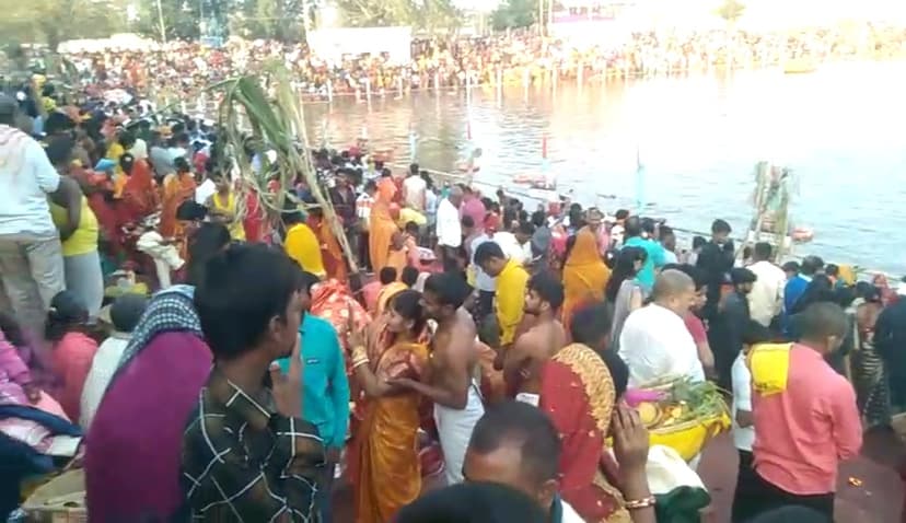 उदयमान सूर्य को अर्घ्य के साथ ही छठ संपन्न,दिखा आपसी भाईचारा,देखें तस्वीरें..