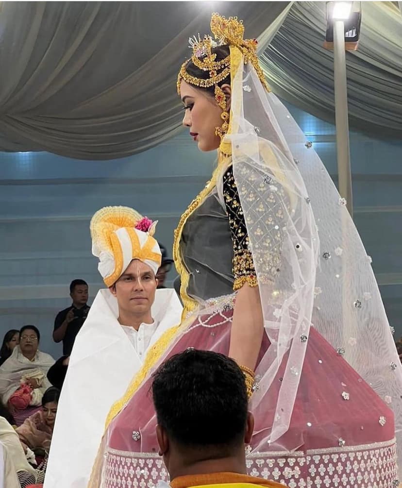 दोस्त संग मैतेई रीति रिवाज से रचाया ब्याह, फोटो वायरल