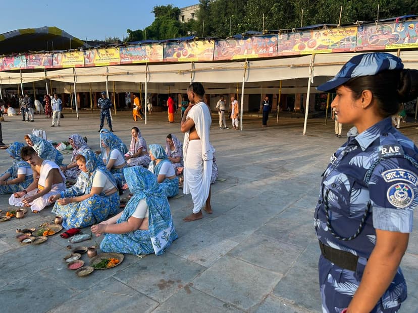 पितृपक्ष मेला में विदेशों से आये तीर्थयात्री गयाजी में कर रहे हैं पिंडदान और तर्पण