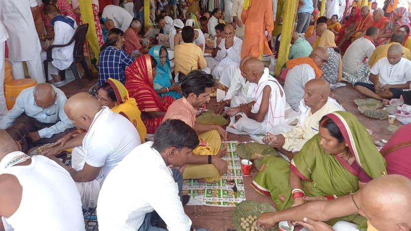 गयाजी में मोक्षदायनी फल्गु नदी के जल से हजारों तीर्थयात्रियों ने किया तर्पण