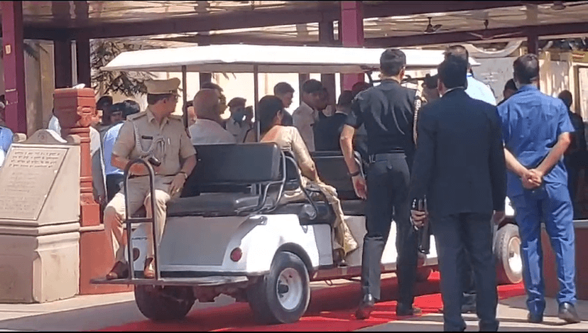 राष्ट्रपति द्रौपदी मुर्मू ने महाबोधि मंदिर का किया भ्रमण,ई-रिक्शा की सवारी भी की