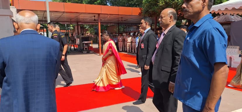 राष्ट्रपति द्रौपदी मुर्मू ने महाबोधि मंदिर का किया भ्रमण,ई-रिक्शा की सवारी भी की