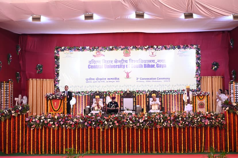 छात्र-छात्राओं को गोल्ड मेडल से किया सम्मानित, दी शुभकामनाएं