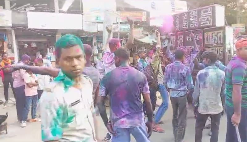 मूर्ति विसर्जन के दौरान ताक पर कानून, बीच सड़क पर किया डांस