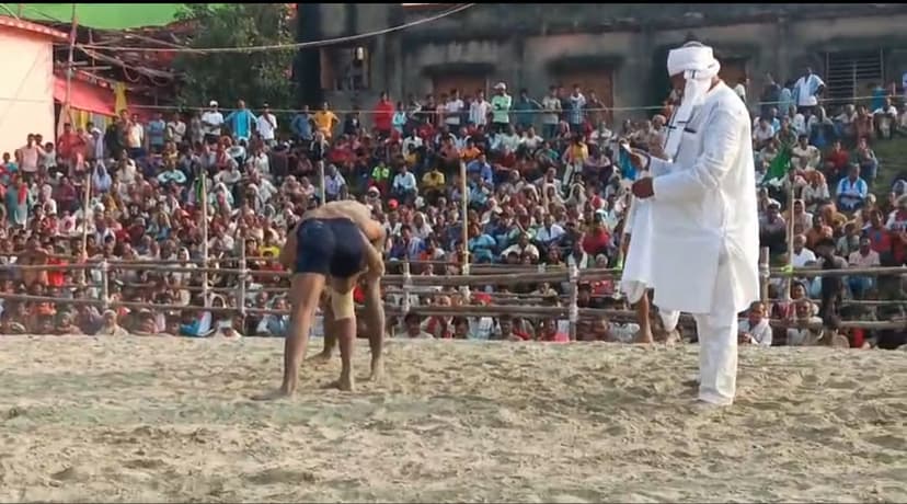 प्रतियोगिता में पहलवानों ने दिखाया दम, विरोधियों को चटाई धूल