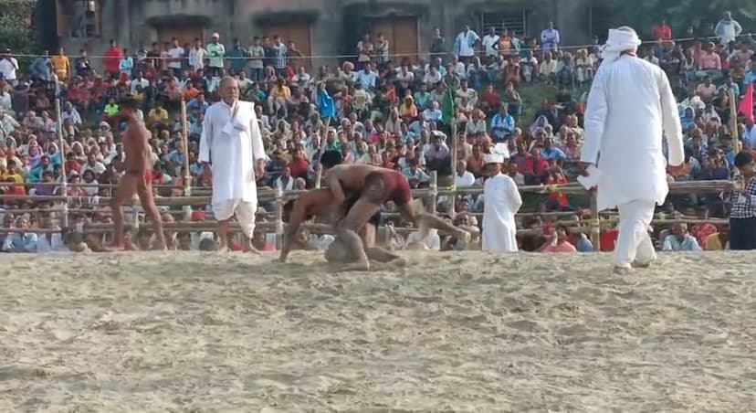 प्रतियोगिता में पहलवानों ने दिखाया दम, विरोधियों को चटाई धूल