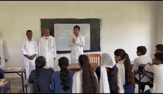 OMG2 के जरिए देश-दुनियां में धूम मचा रहे अभिनेता पंकज त्रिपाठी अपने बचपन के स्कूल पहुंचे,हुए भावुक