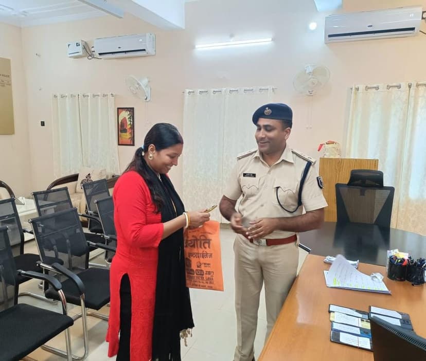 नवादा पुलिस ने 4 लाख मूल्य के 31 MOBILE खोजकर मोबाइल धारकों को सौंपा