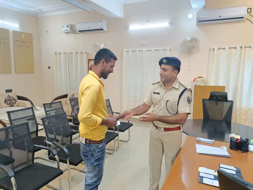 नवादा पुलिस ने 4 लाख मूल्य के 31 MOBILE खोजकर मोबाइल धारकों को सौंपा
