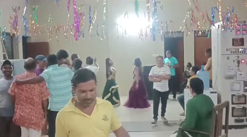 विश्वकर्मा पूजा पर बहके JE !, बार-बालाओं संग उड़ाई सिस्टम की धज्जियां