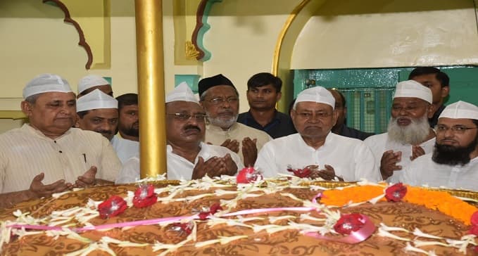 मजार पर की चादरपोशी, बिहार की तरक्की की मांगी दुआ