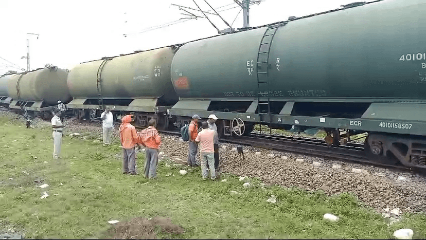 तेल टैंकर की मालगाड़ी बेपटरी, रेल परिचालन ठप, कई ट्रेनों को किया गया डायवर्ट