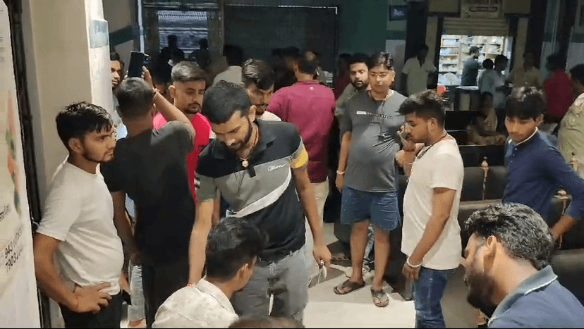 आरा में युवक की सनक, तीन दोस्तों को मारी गोली