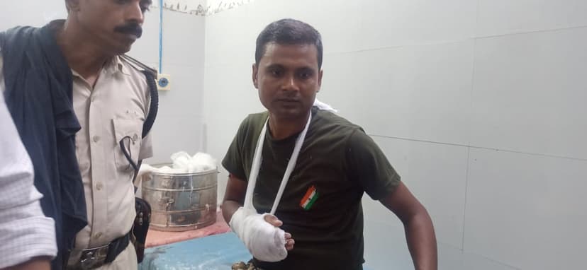 आक्रोशित लोगों ने थाना घेरा, रोड़ेबाजी में 5 पुलिसकर्मी जख्मी, पुलिस ने भांजी लाठियां