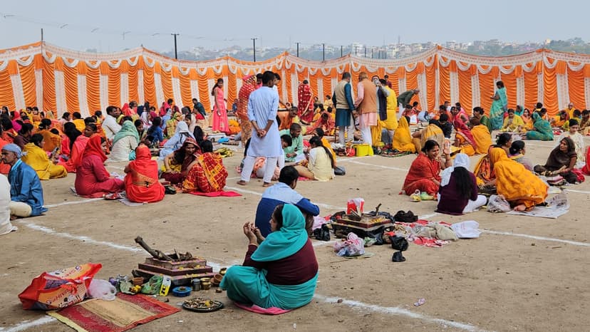 गया के अन्त:सलिला फल्गु नदी के तट पर आयोजित 72 कुंडीय सूर्य यज्ञ में उमड़ी श्रद्धालुओं को भीड़