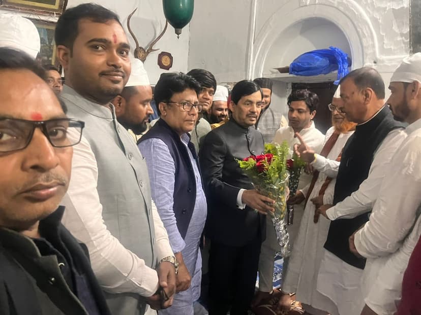 पूर्व केन्द्रीय मंत्री सैयद शाहनवाज हुसैन ने की चादरपोशी, देश-प्रदेश में अमन-चैन की मांगा दुआ