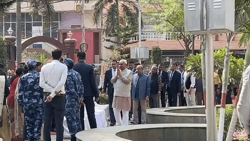बेटे निशांत के साथ CM नीतीश ने अपनी पत्नी स्व. मंजू सिन्हा को दी श्रद्धांजलि