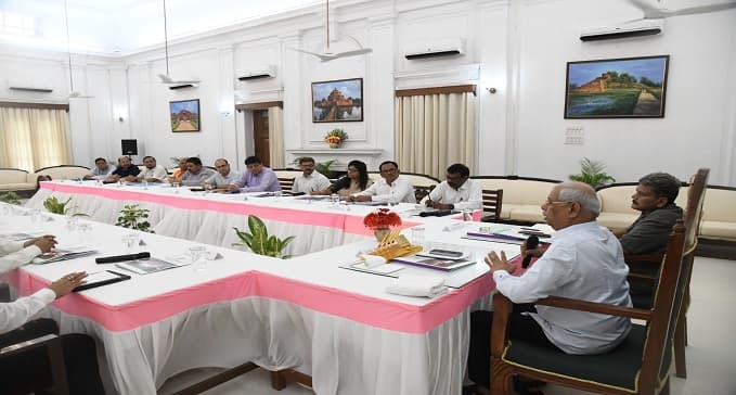 गुणवत्तापूर्ण शिक्षा के लिए रोडमैप तैयार करने का दिया निर्देश, कहा : सेंटर ऑफ एक्सीलेंस बनाने की है कोशिश