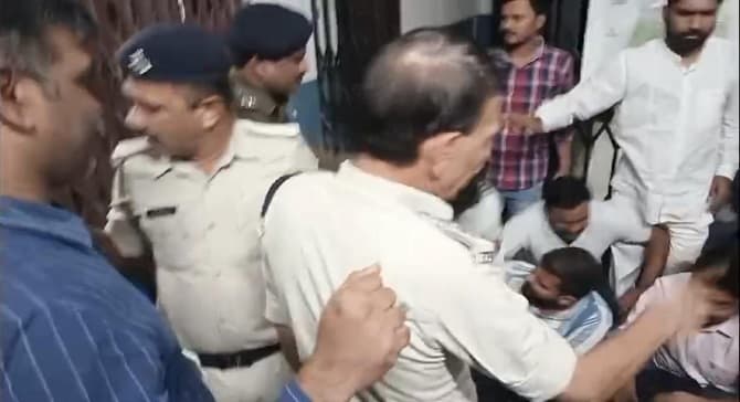 लाठीचार्ज के विरोध में पीयू के छात्रों का आंदोलन तेज, होगी अनिश्चितकालीन बंदी!, छात्रों ने बुलंद की आवाज़