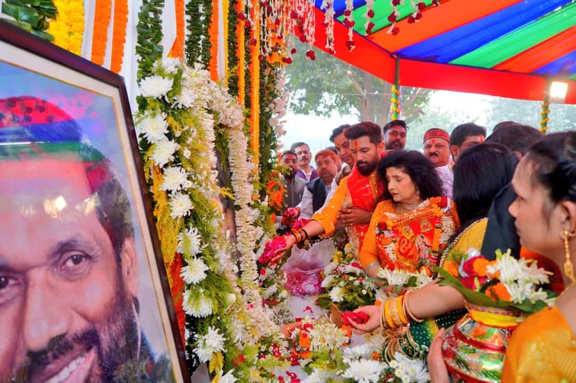 चिराग पासवान के नये पार्टी कार्यालय में गृह प्रवेश पर भावुक हुईं मां, पशुपति पारस को लेकर दिया बड़ा बयान