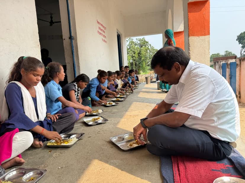 स्कूलों का किया औचक निरीक्षण, पंगत में बैठ छात्रों के साथ चखा मिड-डे मिल