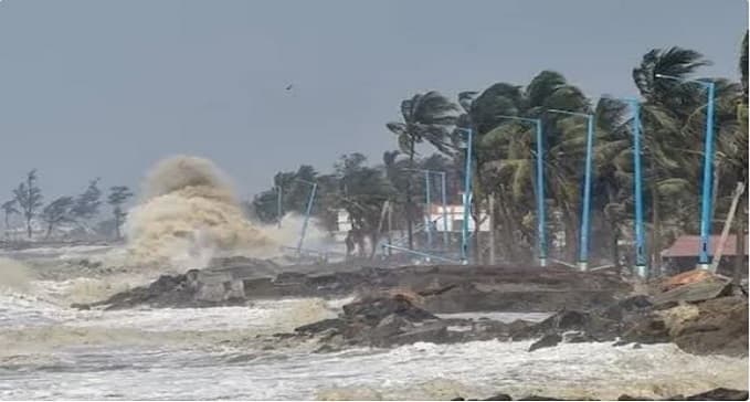 बिहार पर चक्रवाती तूफान ‘दाना’ का ख़तरा, बिहार-झारखण्ड में दिखेगा असर, इन 13 जिलों में भारी बारिश का अलर्ट