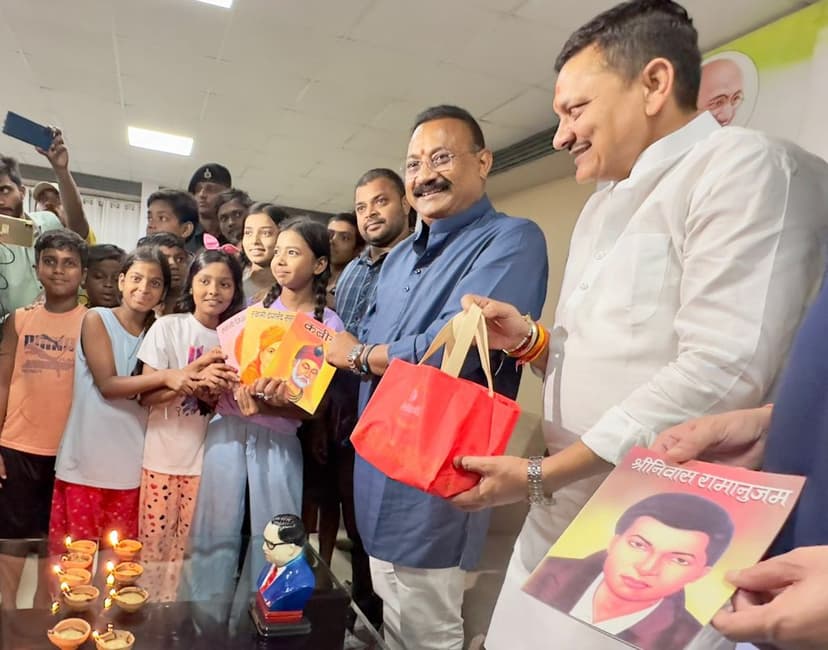 बच्चों के बीच मिठाई और दीप का किया वितरण, कहा : विकास की नई छलांग लगाने के लिए बिहार तैयार