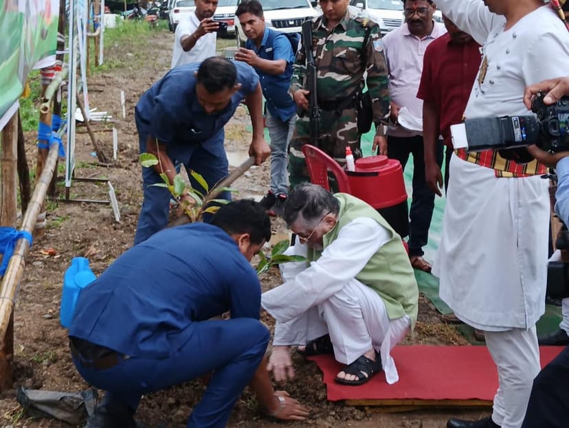 चाईबासा में राज्यपाल संतोष गंगवार का ग्रामीणों से संवाद, कई योजनाओं के तहत परिसंपत्तियों का किया वितरण