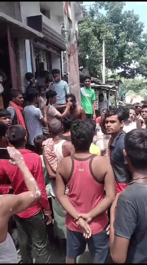 युवक को बिजली के खंभे से बांधकर बाल और मूँछ मुड़ दिया , वीडियो वायरल