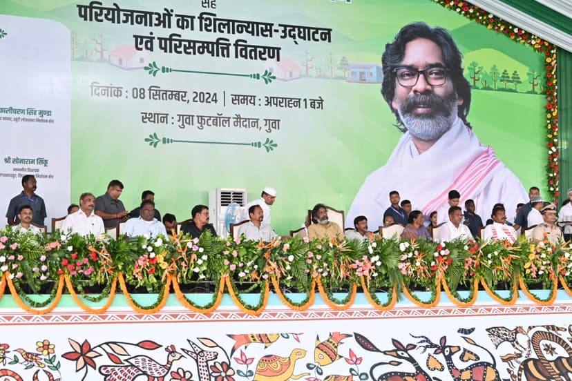 सीएम हेमंत सोरेन ने शहीदों को दी श्रद्धांजलि, कई योजनाओं का किया उद्घाटन और शिलान्यास