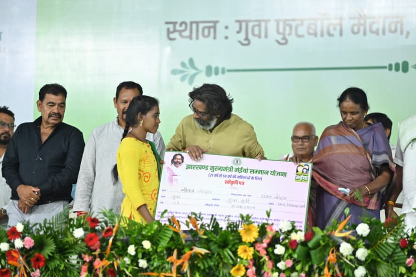 सीएम हेमंत सोरेन ने शहीदों को दी श्रद्धांजलि, कई योजनाओं का किया उद्घाटन और शिलान्यास