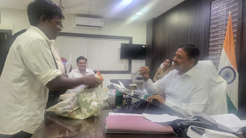 'पराठा खिलाओगे..तभी करेंगे काम', DM ने मजदूर से कर दी ऐसी मांग कि सब रह गये हक्का-बक्का, वीडियो वायरल