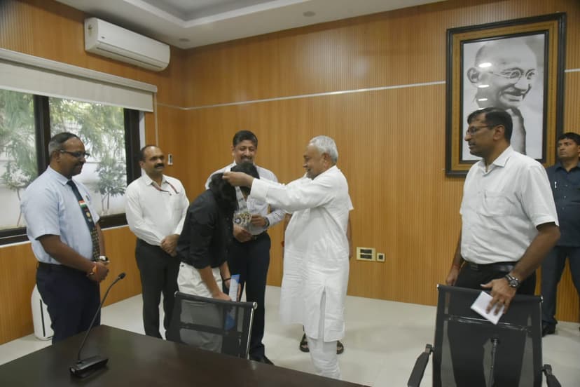 2 लाख रुपये का सौंपा चेक, 77वीं सीनियर राष्ट्रीय तैराकी चैंपियनशिप में जीता था 3 स्वर्ण पदक