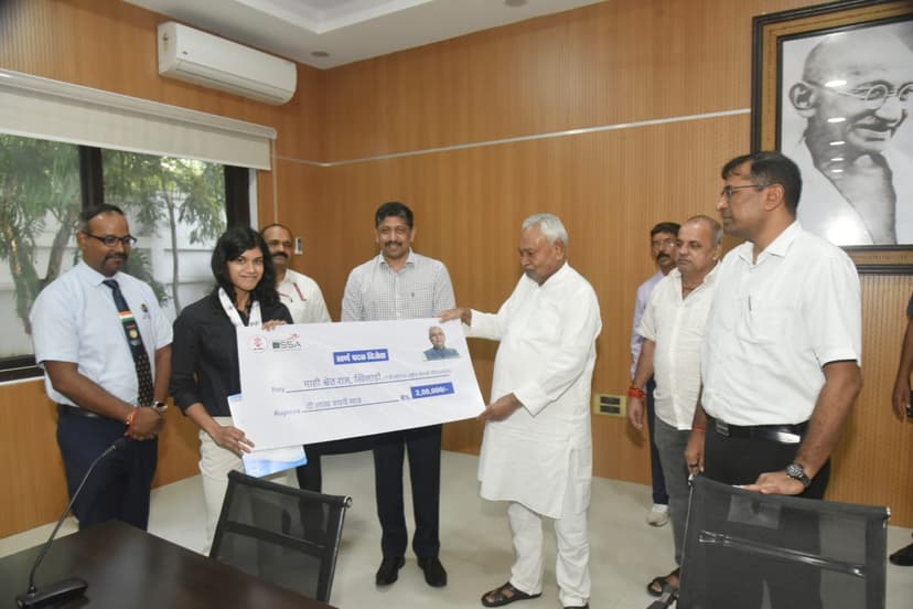 2 लाख रुपये का सौंपा चेक, 77वीं सीनियर राष्ट्रीय तैराकी चैंपियनशिप में जीता था 3 स्वर्ण पदक