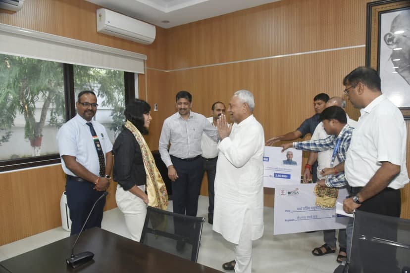 2 लाख रुपये का सौंपा चेक, 77वीं सीनियर राष्ट्रीय तैराकी चैंपियनशिप में जीता था 3 स्वर्ण पदक