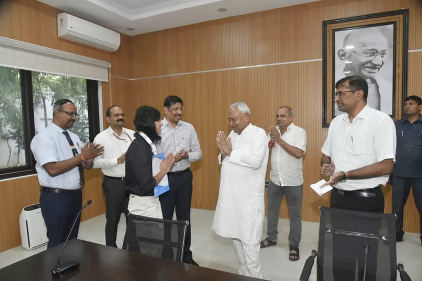 2 लाख रुपये का सौंपा चेक, 77वीं सीनियर राष्ट्रीय तैराकी चैंपियनशिप में जीता था 3 स्वर्ण पदक