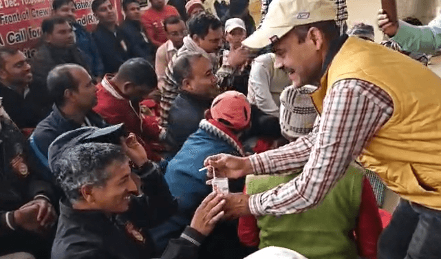 कटिहार में रेलवे का चक्का जाम करने को तैयार लोको रनिंग स्टाफ, 48 घंटे की भूख हड़ताल जूस पिलाकर खत्म