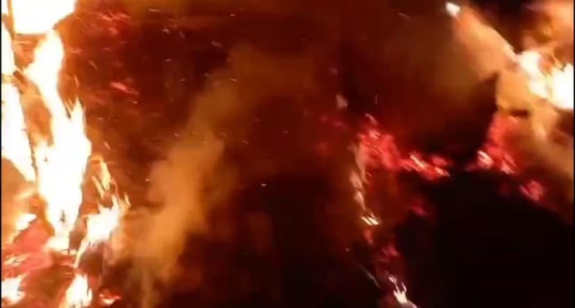 तीन घर जलकर राख, पीड़ित परिवारों ने की मुआवजे की मांग